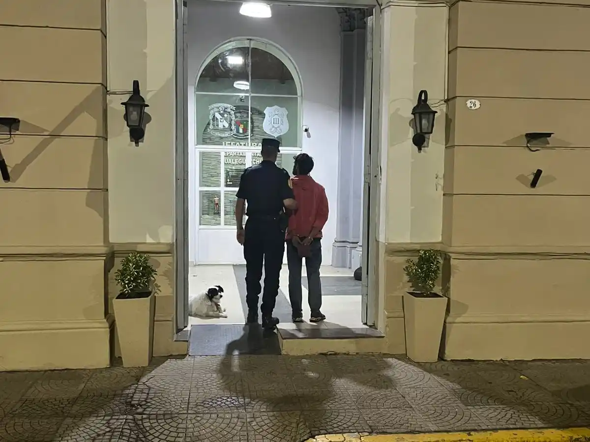 Uno de los tres detenidos al momento de ser ingresado a la Jefatura Departamental.