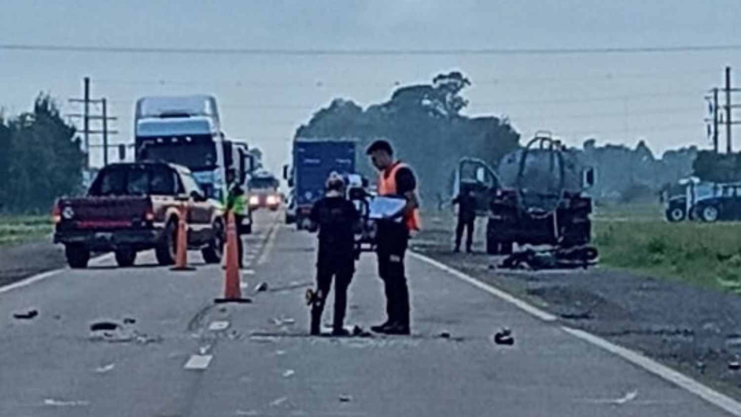 Impactante accidente en la Ruta 5: dos hombres en terapia intensiva tras el choque entre un auto y una moto