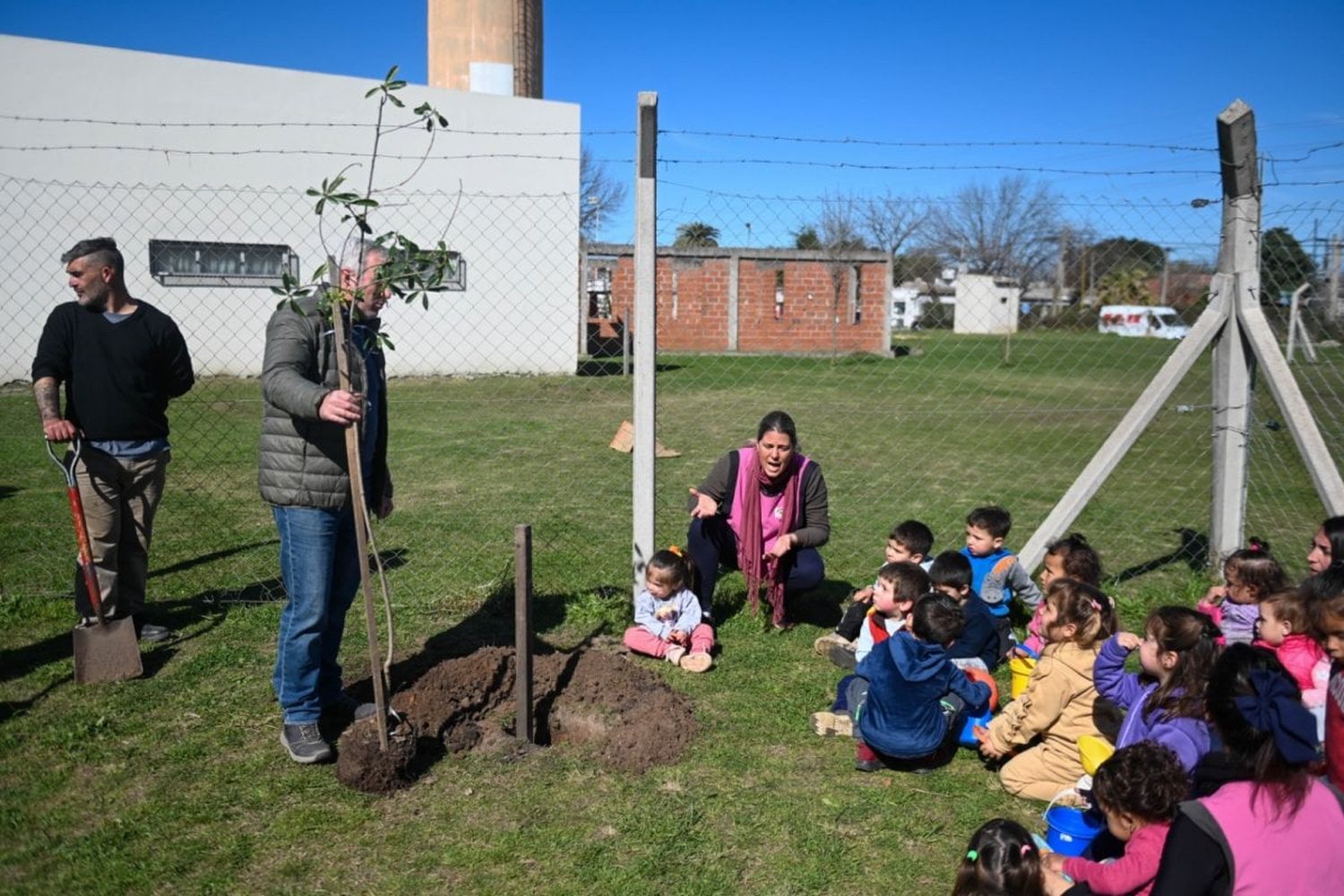 La Municipalidad realizó plantaciones de especies nativas con escuelas de la ciudad