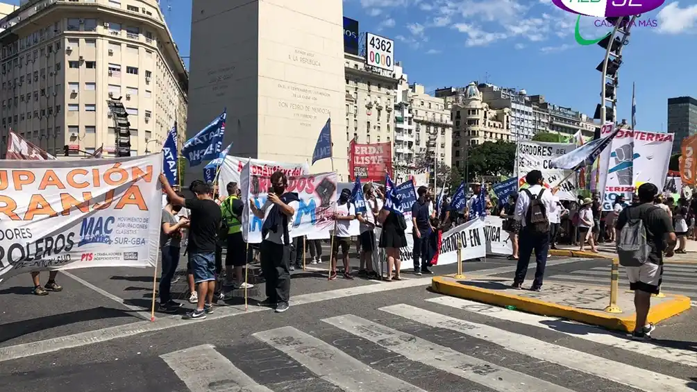 Trabajadores despedidos de Latam y del Parque de la Costa protestan en el Obelisco