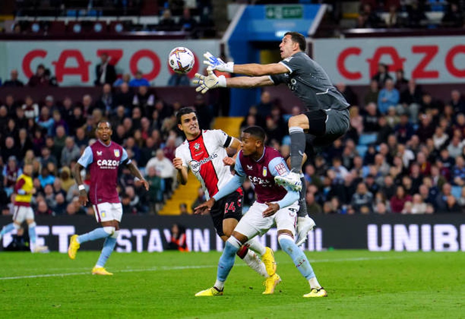 Aston Villa, con Martínez y Buendía, derrotó a Southampton