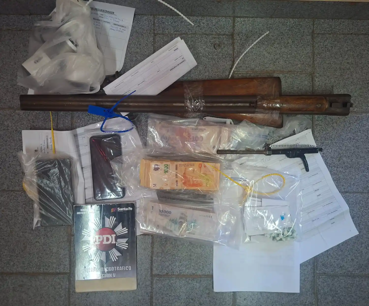 PDI detuvo a dos mujeres y un hombre por microtráfico y tenencia de armas: secuestraron droga, dinero y armas - 4