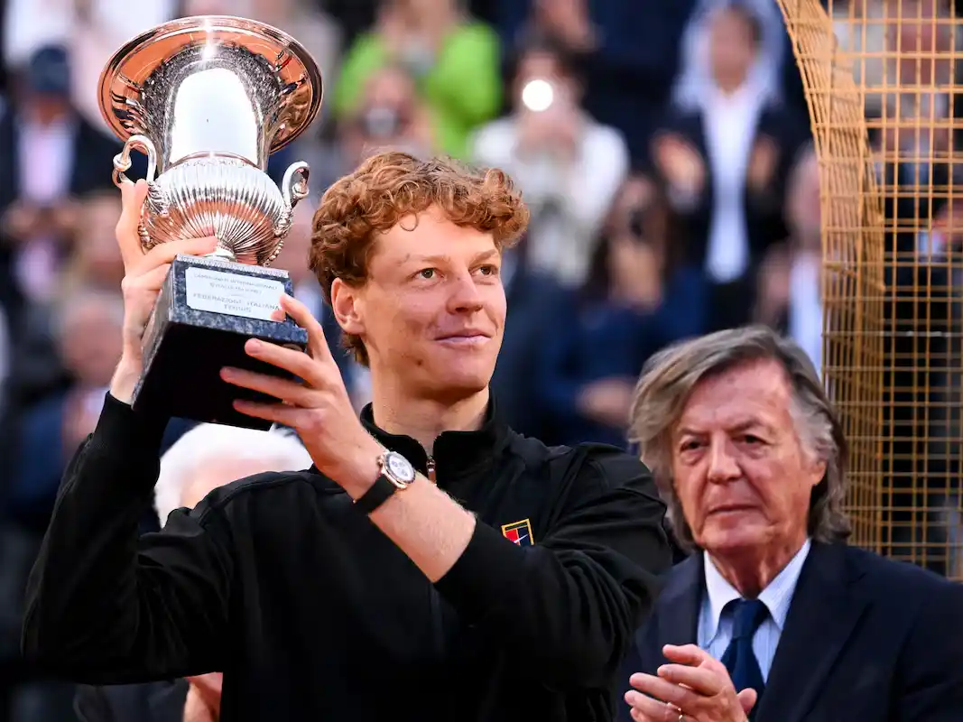 Sinner posa con el trofeo de campeón, con Adriano Panatta en segundo término. Foto: RICCARDO ANTIMIANI (EFE)