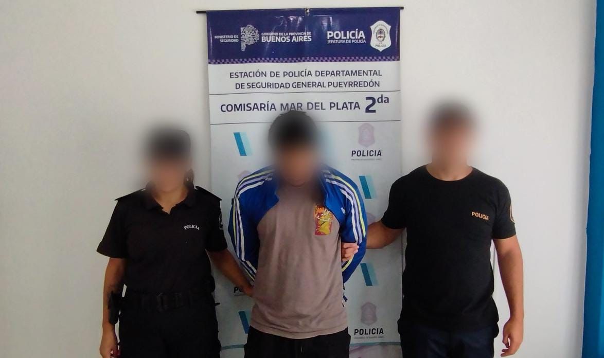 El hombre fue retenido por los pasajeros del transporte hasta la llegada de la policía.