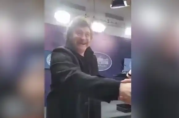 Milei sorprendió a los periodistas de Casa Rosada y chicaneó a Fabián Waldman por sus cruces con Adorni