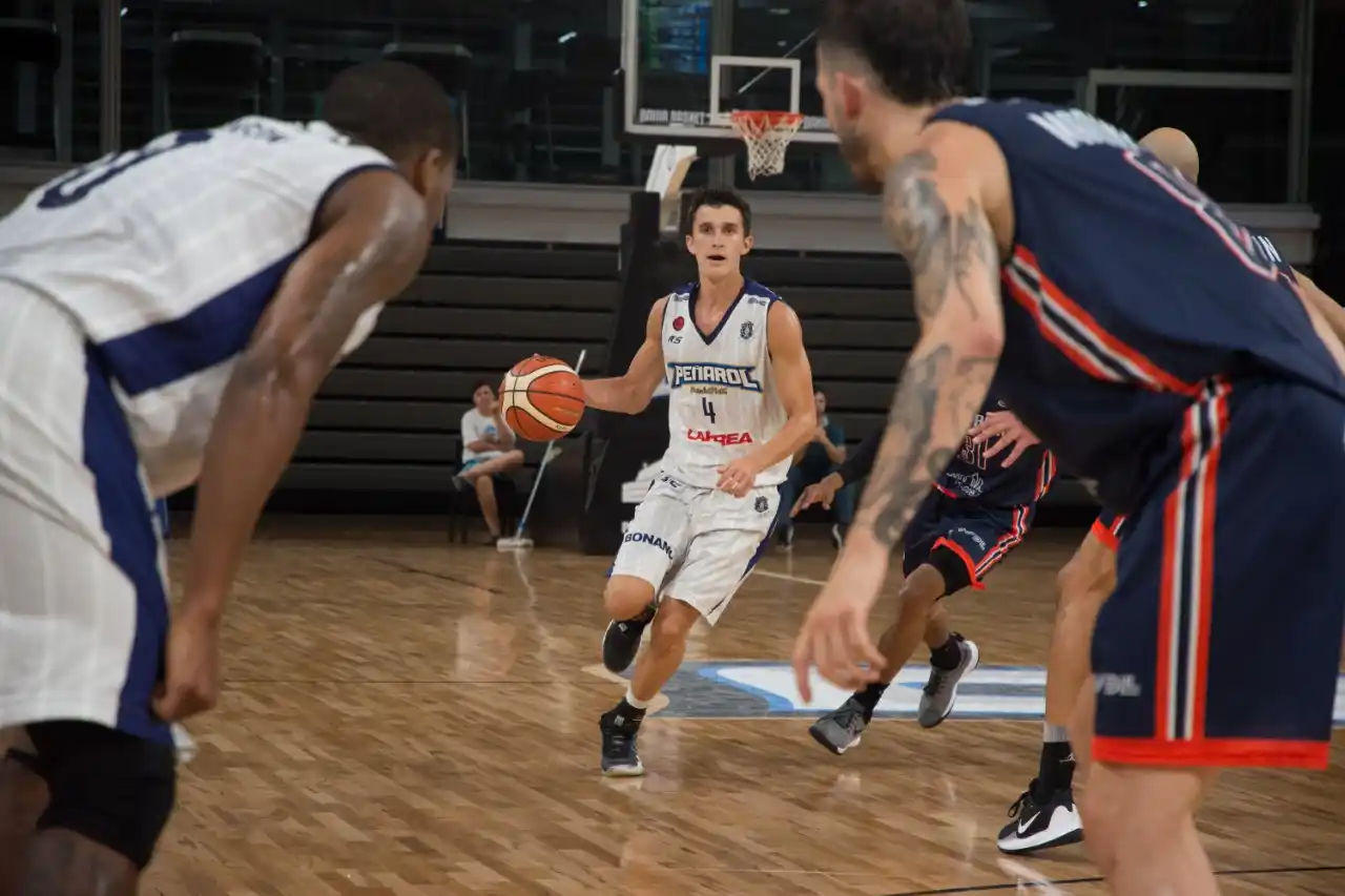 Derrota sobre el final para Peñarol