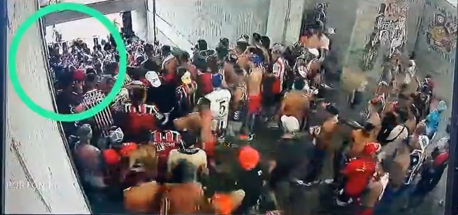 Locura en San Martín: Mataron de una puñalada a un hincha de Chacarita en plena tribuna y el partido se siguió jugando