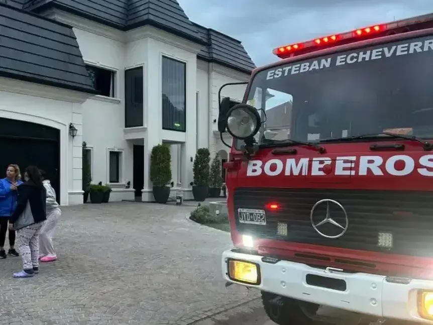 Los bomberos voluntarios de Esteban Echeverría en la casa de Leandro Paredes. (@diariocanning)