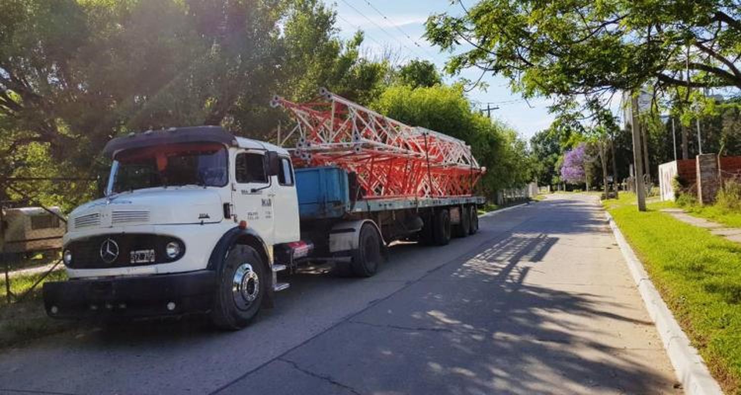 Instalan en la zona portuaria la antena de comunicaciones que iban a montar en Vuelta de Obligado