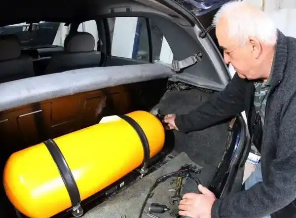 Nafta impagable: ¿cuánto se puede ahorrar por mes pasando el auto a GNC?