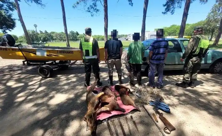 Tenían restos de fauna silvestre: atraparon a tres hombres con armas, un ciervo y dos carpinchos
