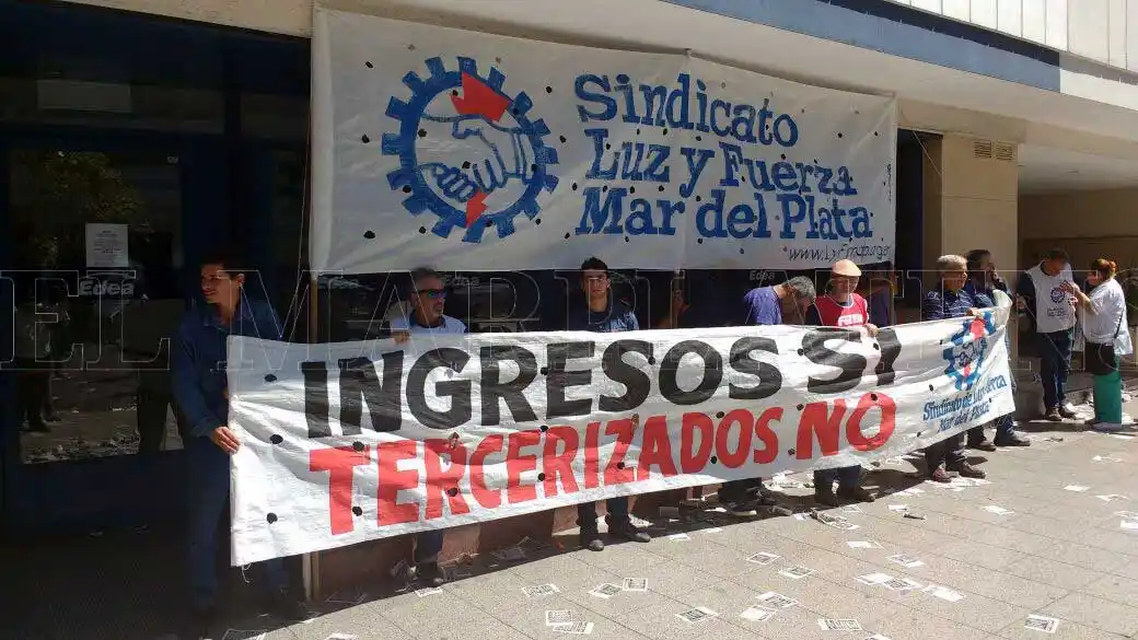 Protesta de trabajadores de Luz y Fuerza en pleno centro
