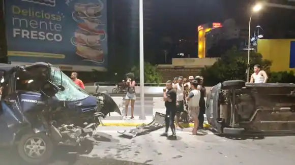 Aparatoso accidente en la Autopista Francisco Fajardo dejó tres heridos (VIDEOS)