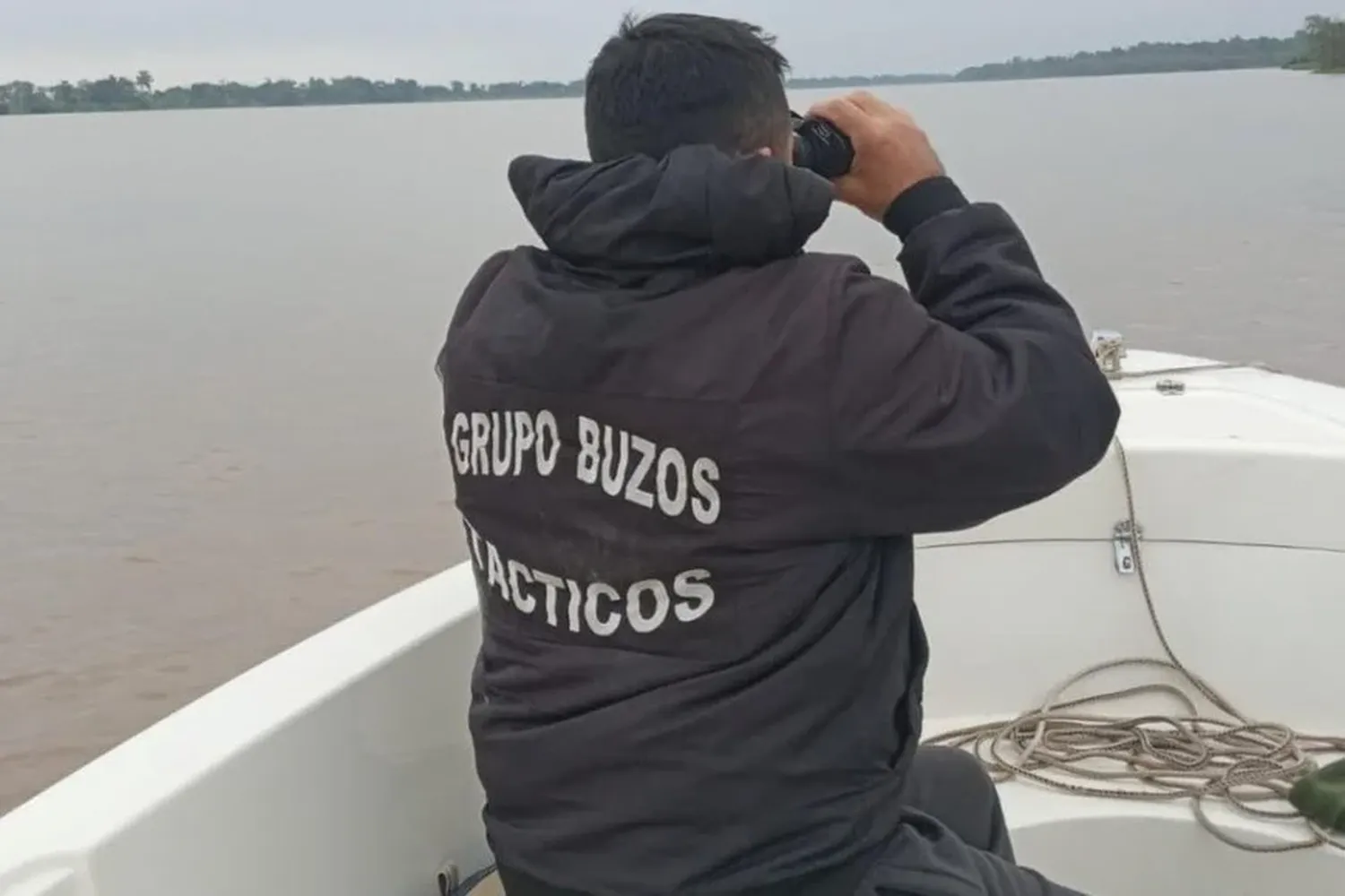 Buzos Tácticos de la Dirección General de Bomberos trabajan en el lugar.