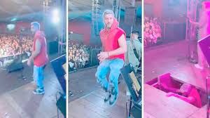Se rompió el escenario y el cantante de Dale Q’ Va sufrió una brutal caída: el video