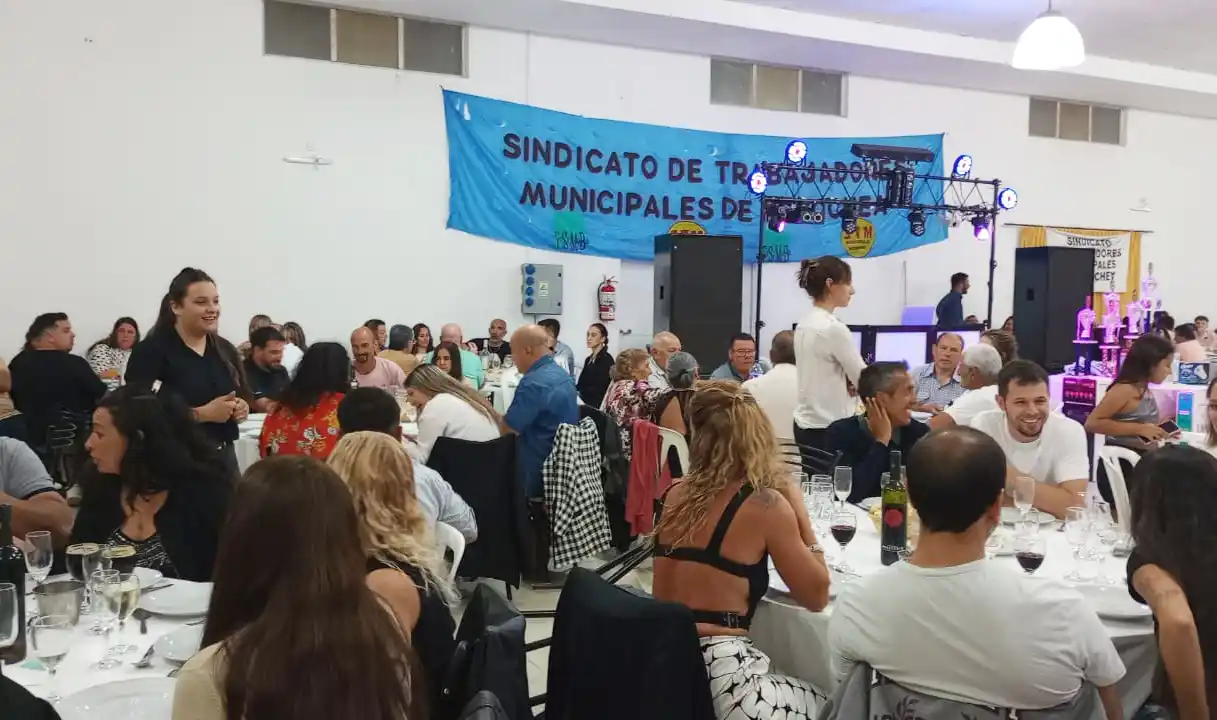 A salón lleno. Más de 300 personas presentes en el salón de Luz y Fuerza