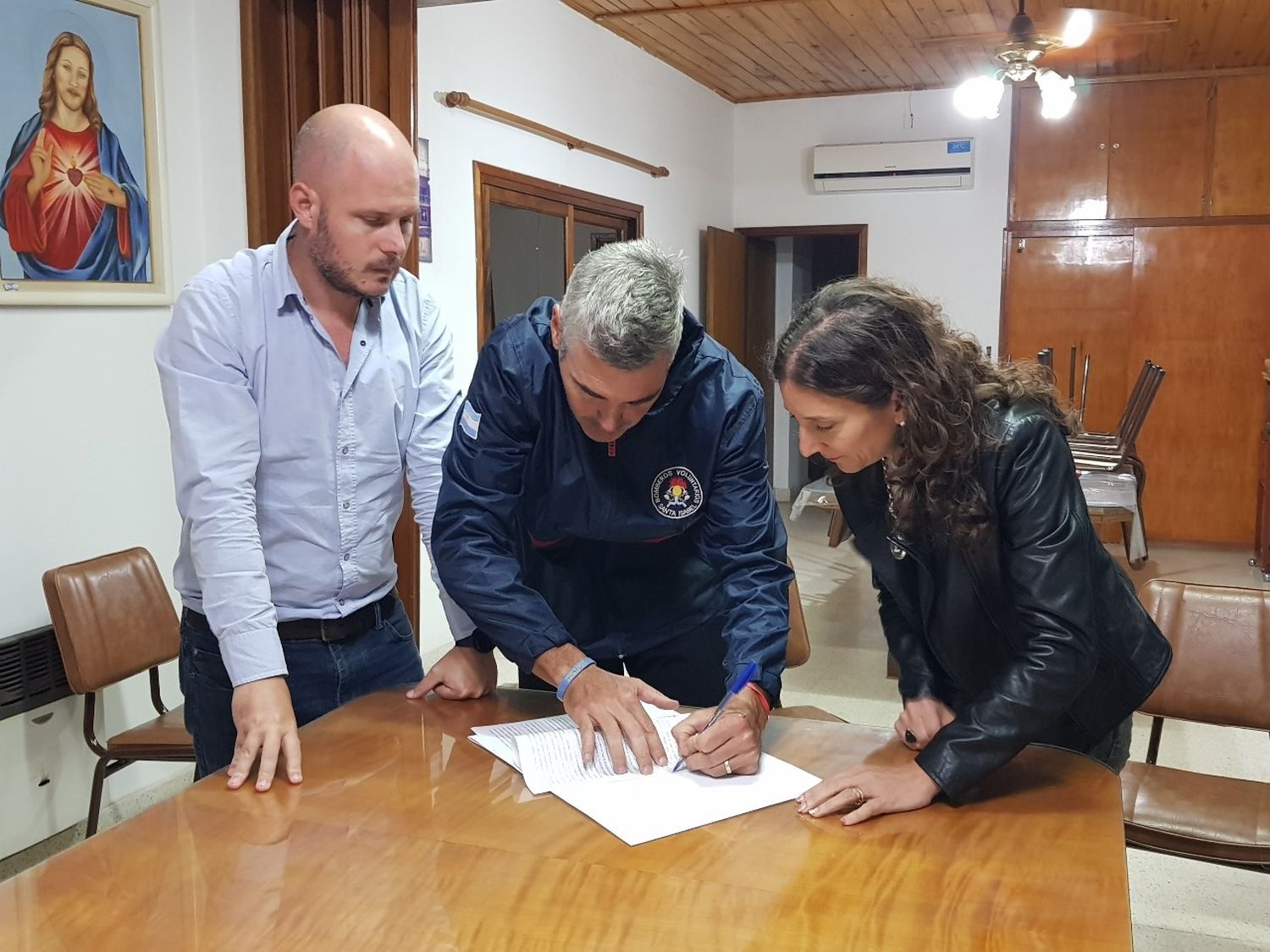 La senadora Di Gregorio y el delegado regional Roberto Vergé en la firma de convenio con Bomberos de Santa Isabel.