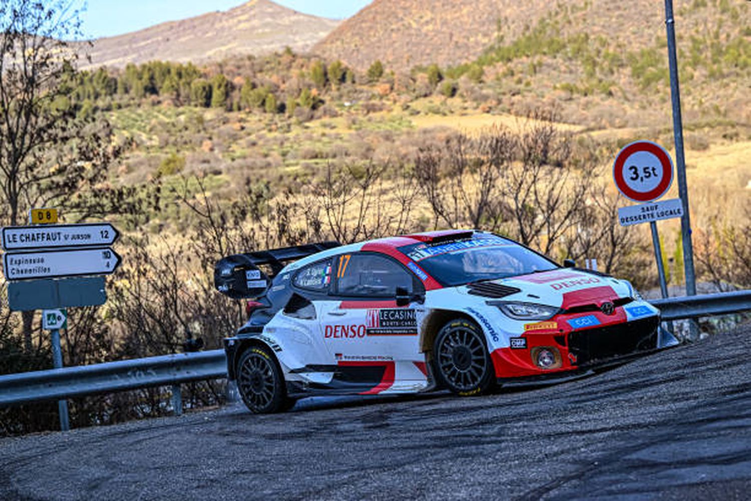 Ogier, al frente en Montecarlo.