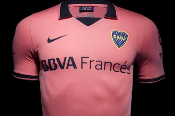 Finalmente, el domingo Boca usará la polémica camiseta rosa 