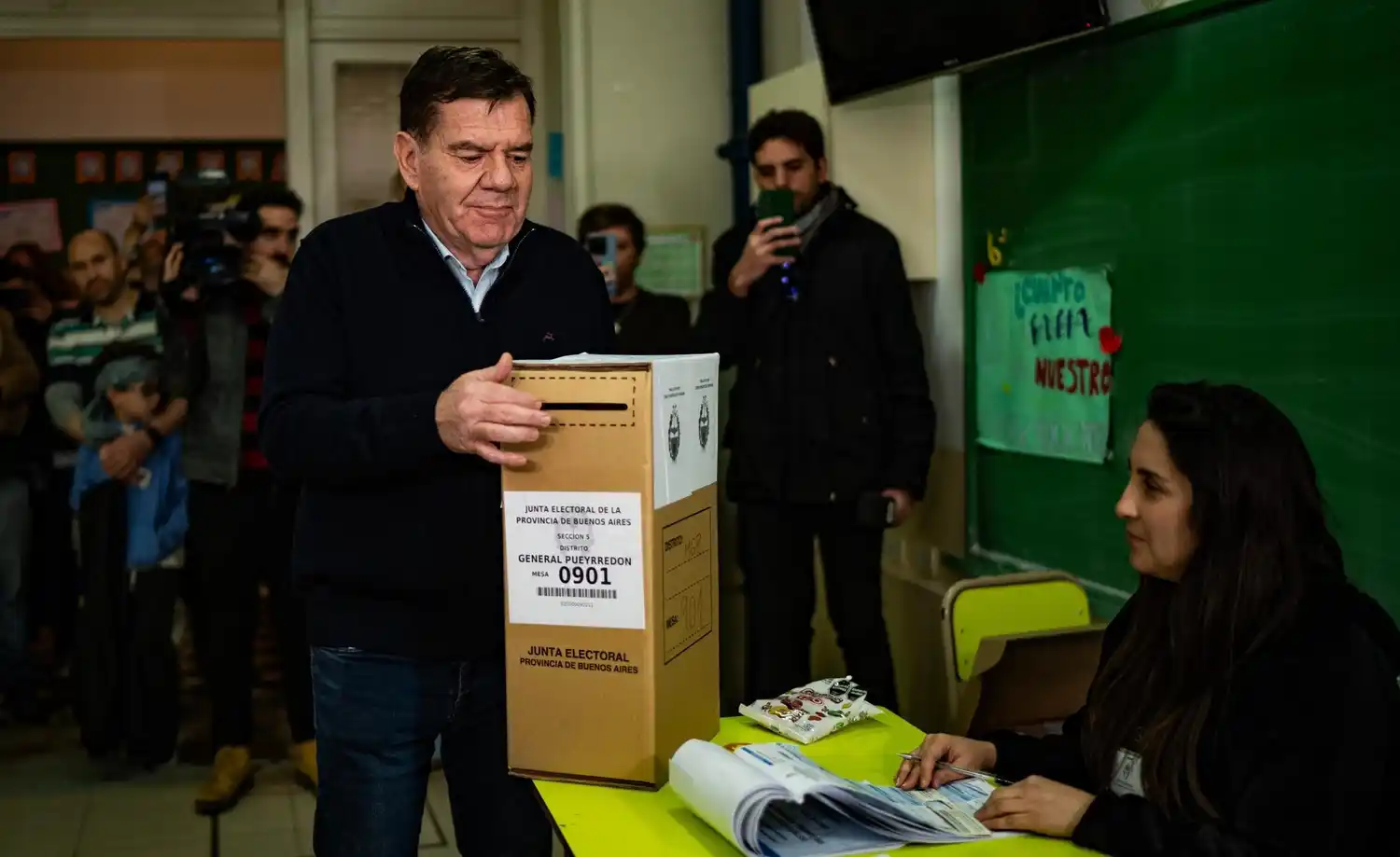 El intendente votó en el Instituto Stella Maris y destacó el buen funcionamiento del acto eleccionario.
