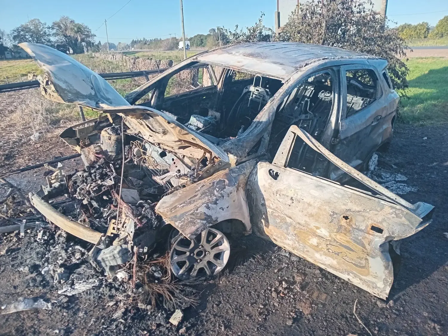 Así quedó la EcoSport tras el despiste y posterior incendio.