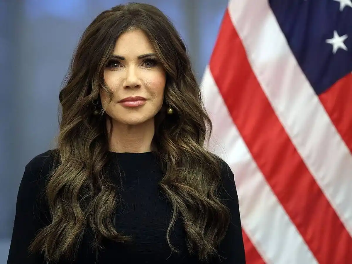 La funcionaria había quedado en el centro de la polémica luego de operativos del Servicio de Inmigración y Control de Aduanas y de un fuerte debate en el Congreso sobre la forma en que se estaban aplicando las medidas de control migratorio.