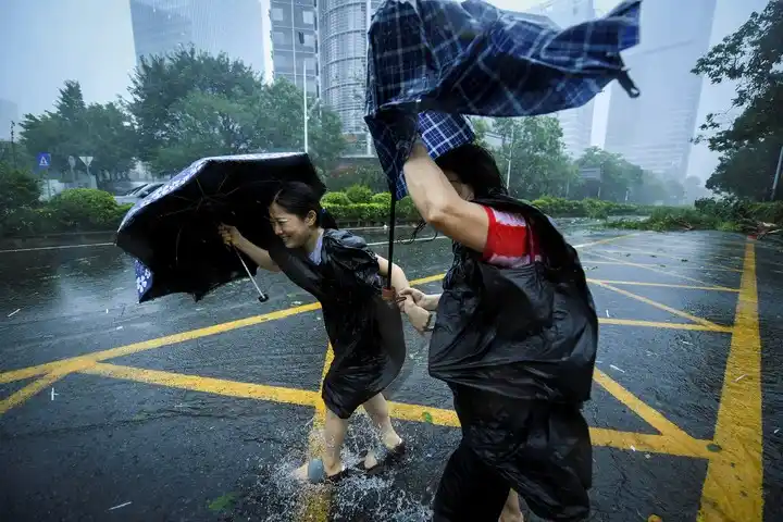 El supertifón Mangkhut siembra el caos en Hong Kong