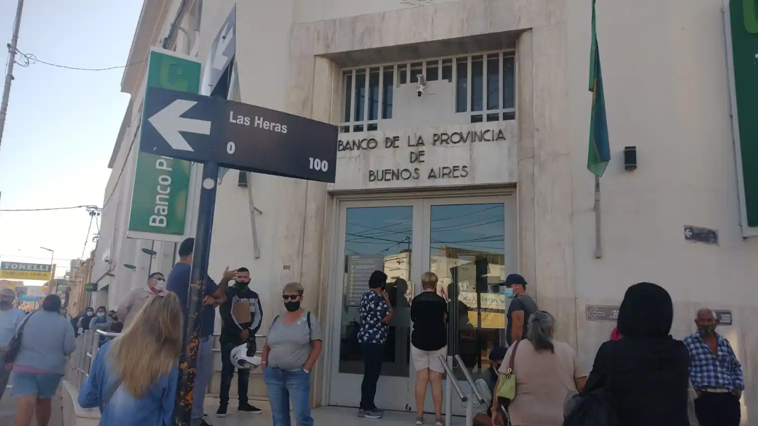 Los bancos atienden de 8.00 a 13.00 hasta abril y no será obligatorio sacar turno