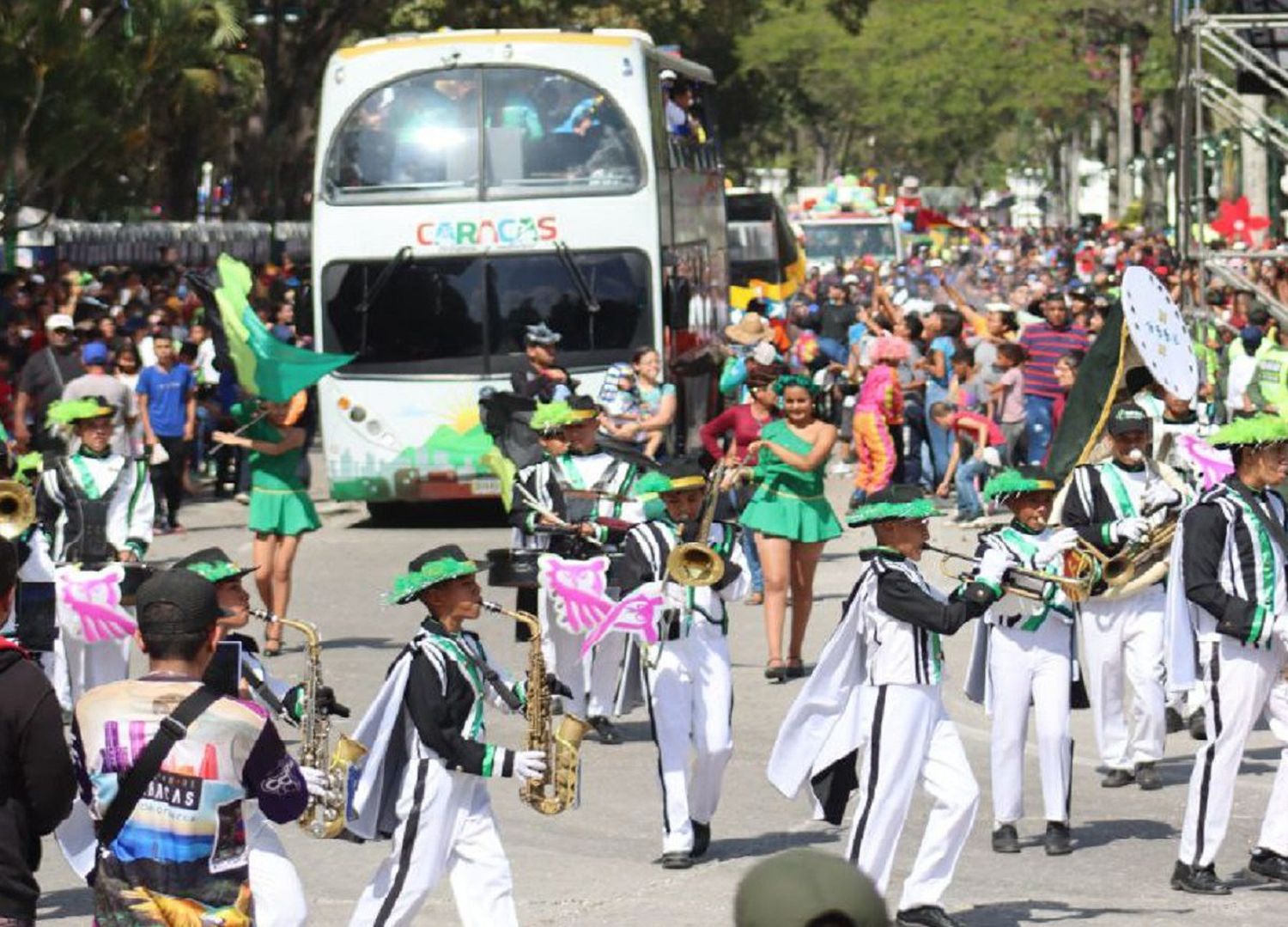 ¡Y EN OTRAS PARTES DEL PAÍS TAMBIÉN! Con palos, golpes y hasta tiros terminó el Carnaval 2024 en Caracas