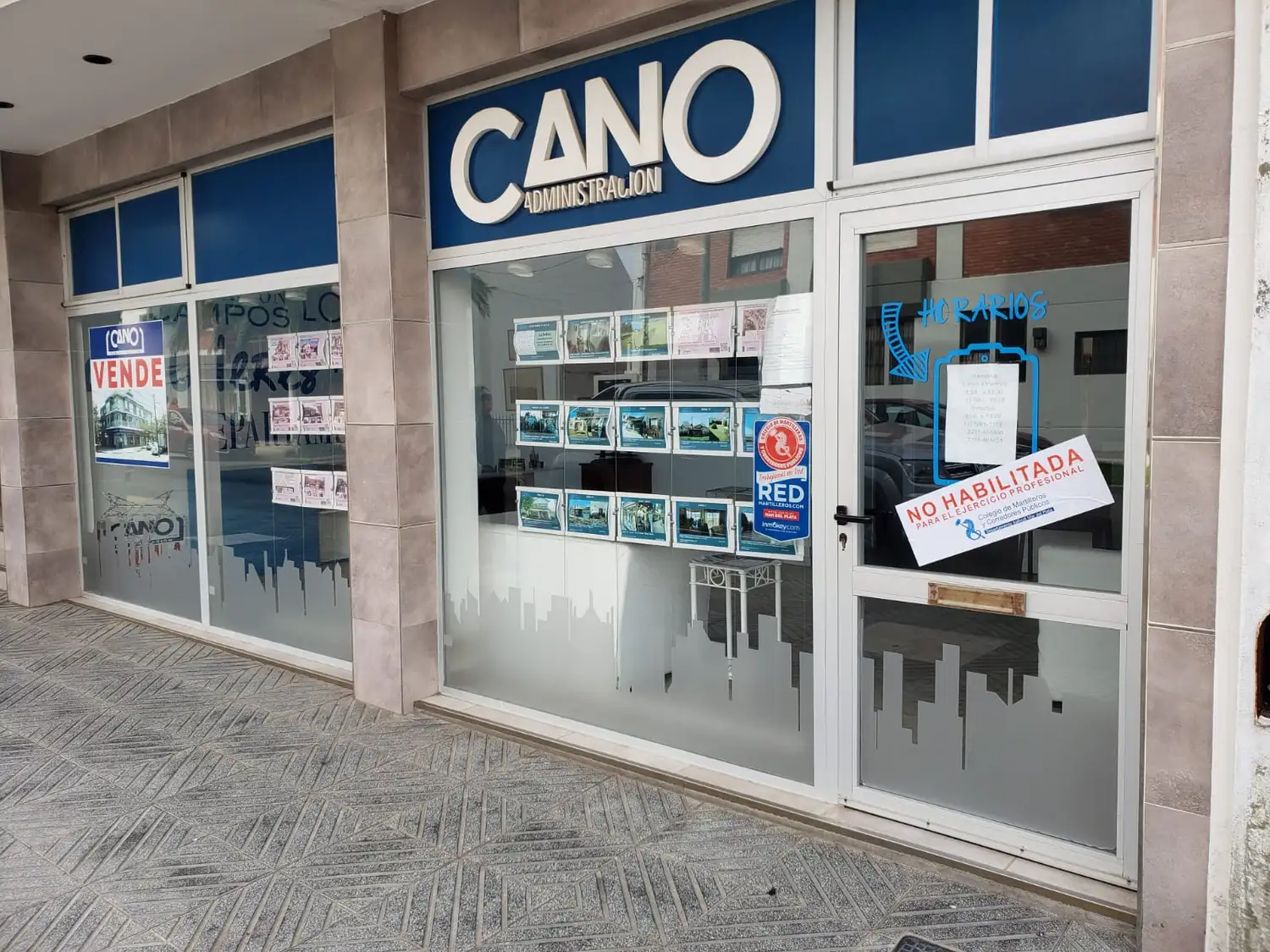 Se colocaron franjas de “No habilitado para el ejercicio profesional”