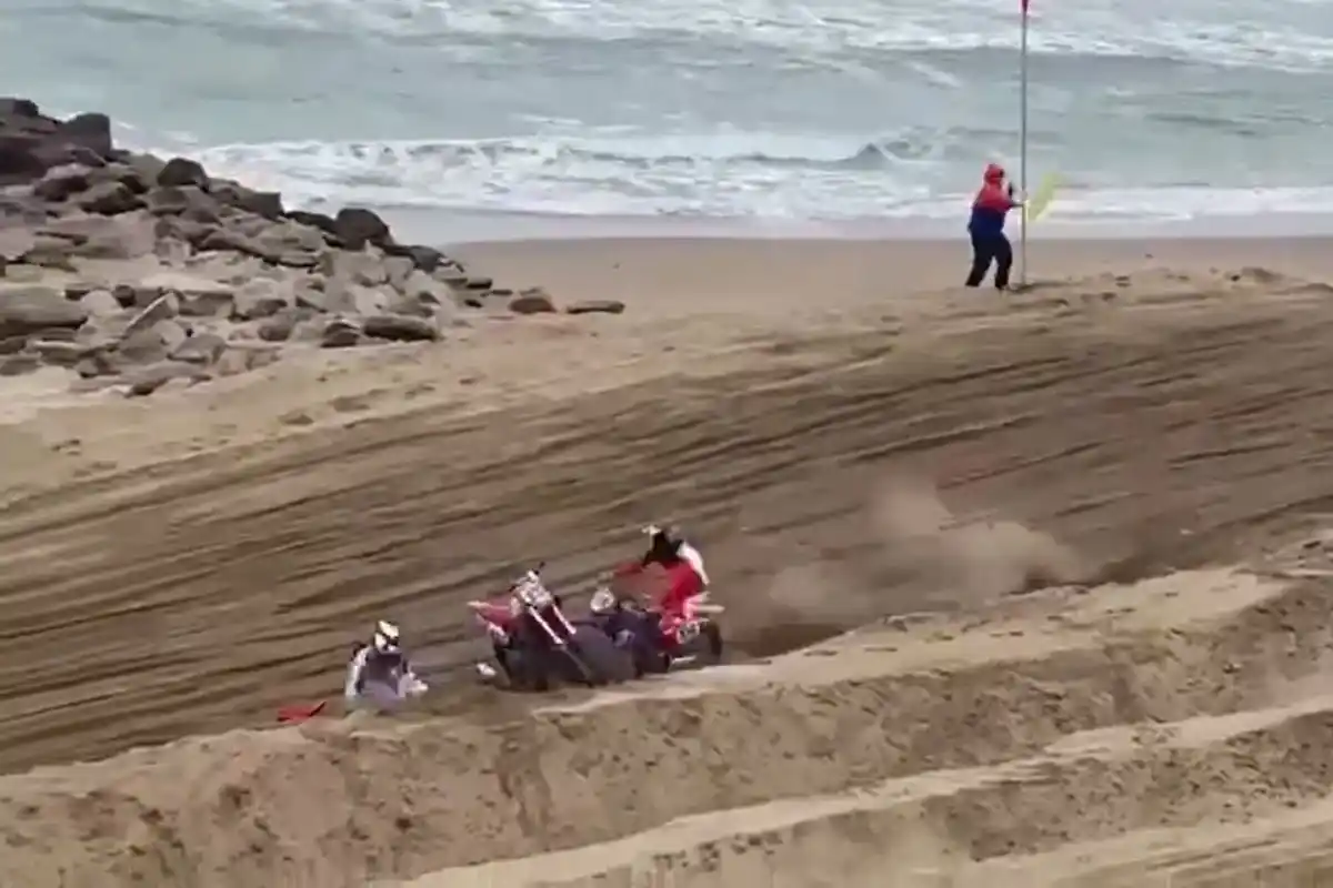 Todo sucedió cuando, en medio de la pista y tras un salto, un piloto intentaba levantar su motocicleta caída en la arena.