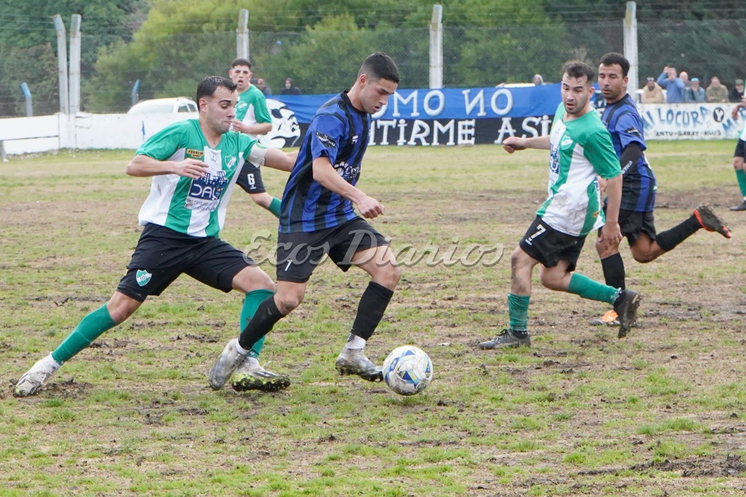 Agustín Alaniz, con dominio de balón ante la marca de su adversario