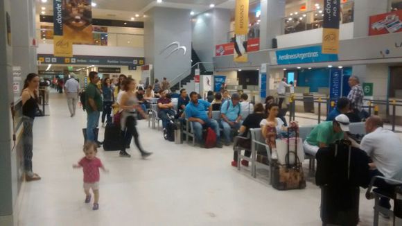 El aeropuerto de Neuquén volvió a recibir vuelos nocturnos después de 4 días