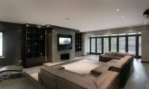 El estar de la casa del deportista cuenta con una increíble vista y un amplio espacio