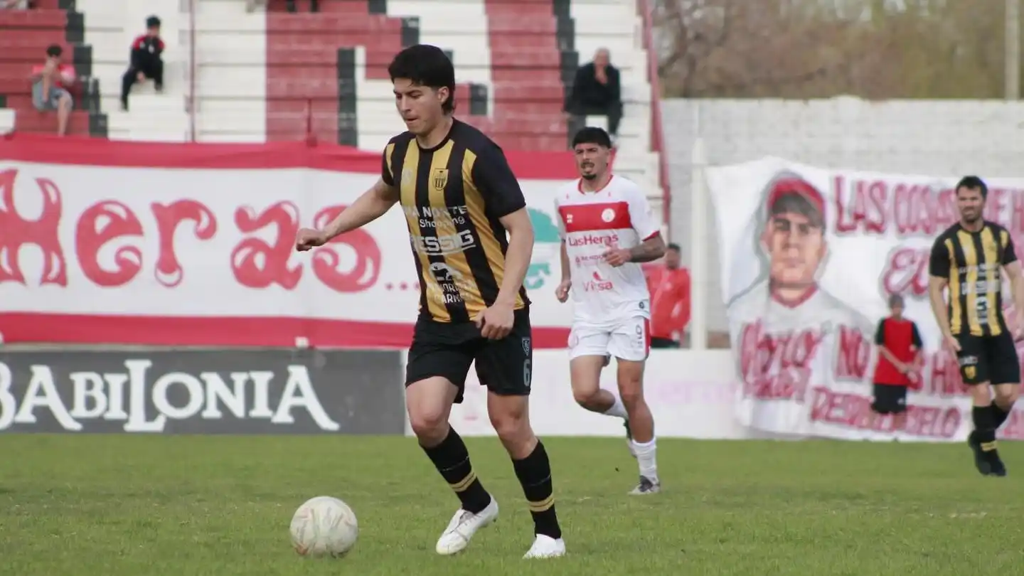 Adriano Romero, zaguero central de Santamarina.