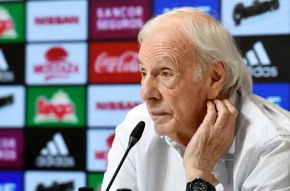 Preocupación por el Flaco: internaron de urgencia a César Menotti tras un accidente doméstico