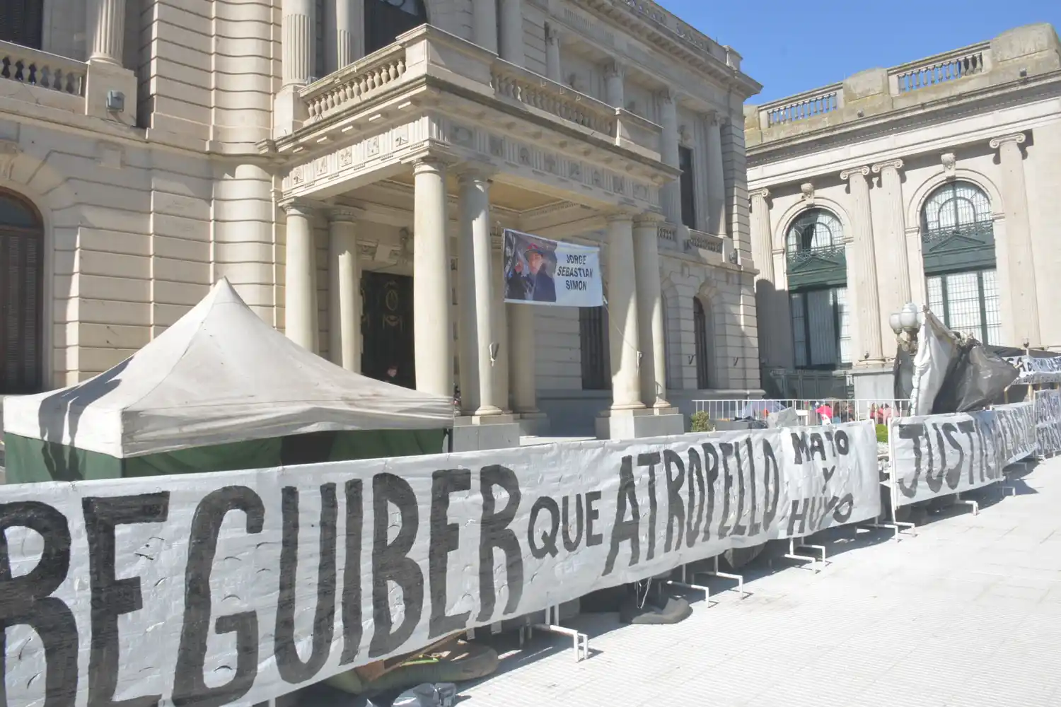 La jueza Aracil rechazó el desalojo del acampe en el Municipio y descartó que exista una usurpación