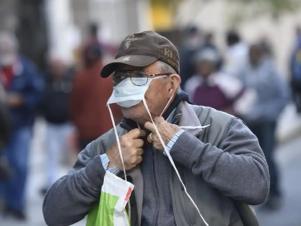 Córdoba: una decena de jubilados debieron ser asistidos por un servicio de emergencias mientras hacían cola en los bancos
