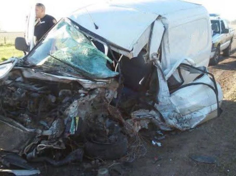 Los vehículos quedaron destruidos tras el impacto. (Foto: Facebook)