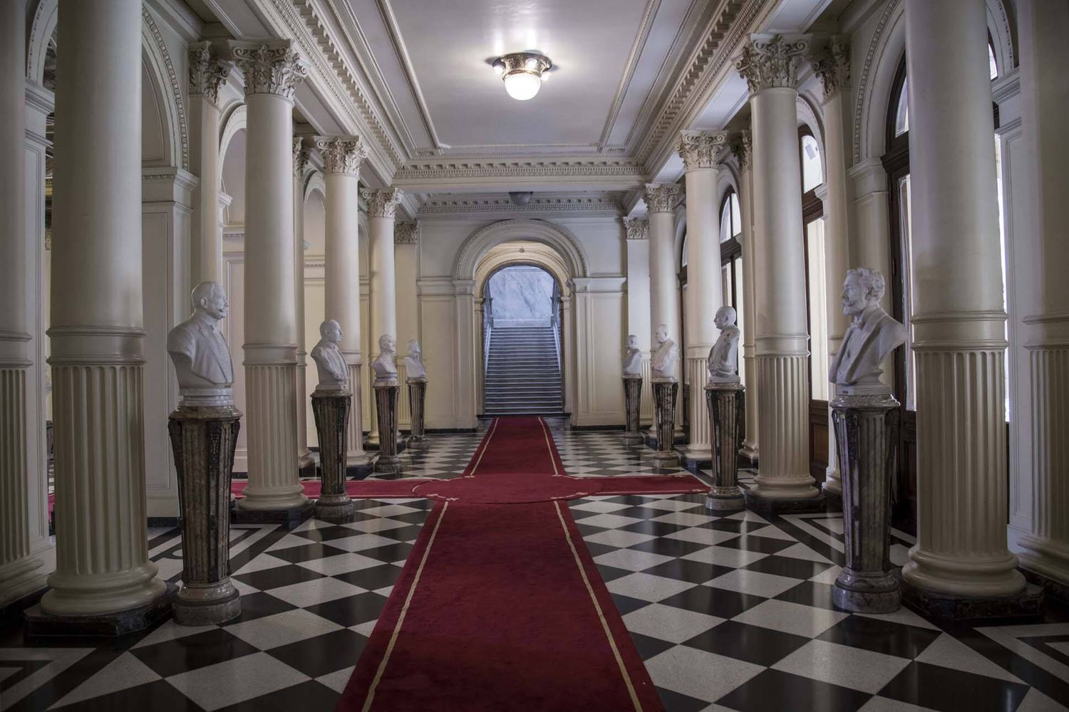 El Gobierno Nacional pondrá el busto de Carlos Menem en la Casa Rosada