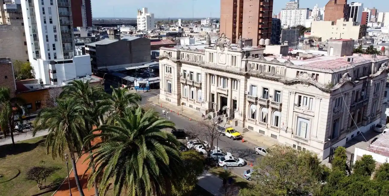La sede del Ministerio de Seguridad, donde un importante número de agentes tienen licencias por causas traumatológicas, explicada por la mayor presencia en las calles de personal policial. Foto: Fernando Nicola.