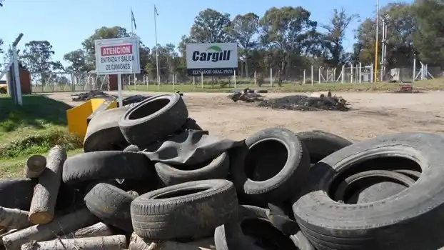 Camioneros bloquea Cargill porque traslada cereales en tren 