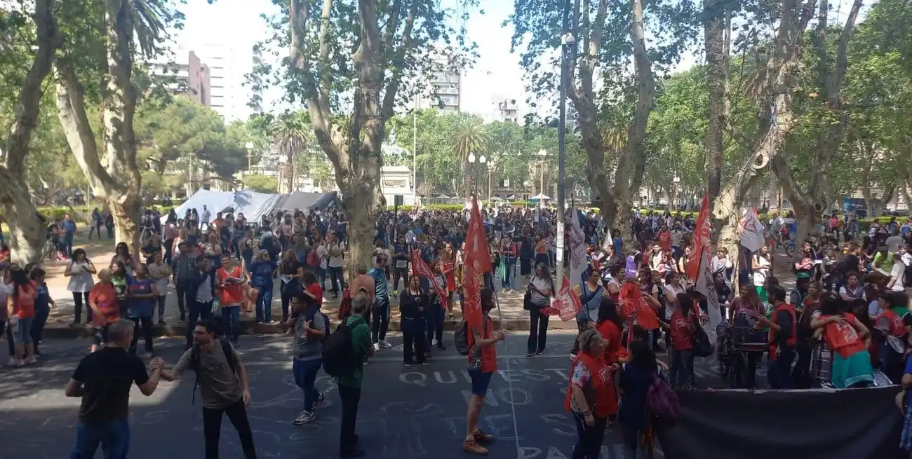 Los trabajadores agrupados en ATE y Amsafe se concentraron en el centro de Rosario.