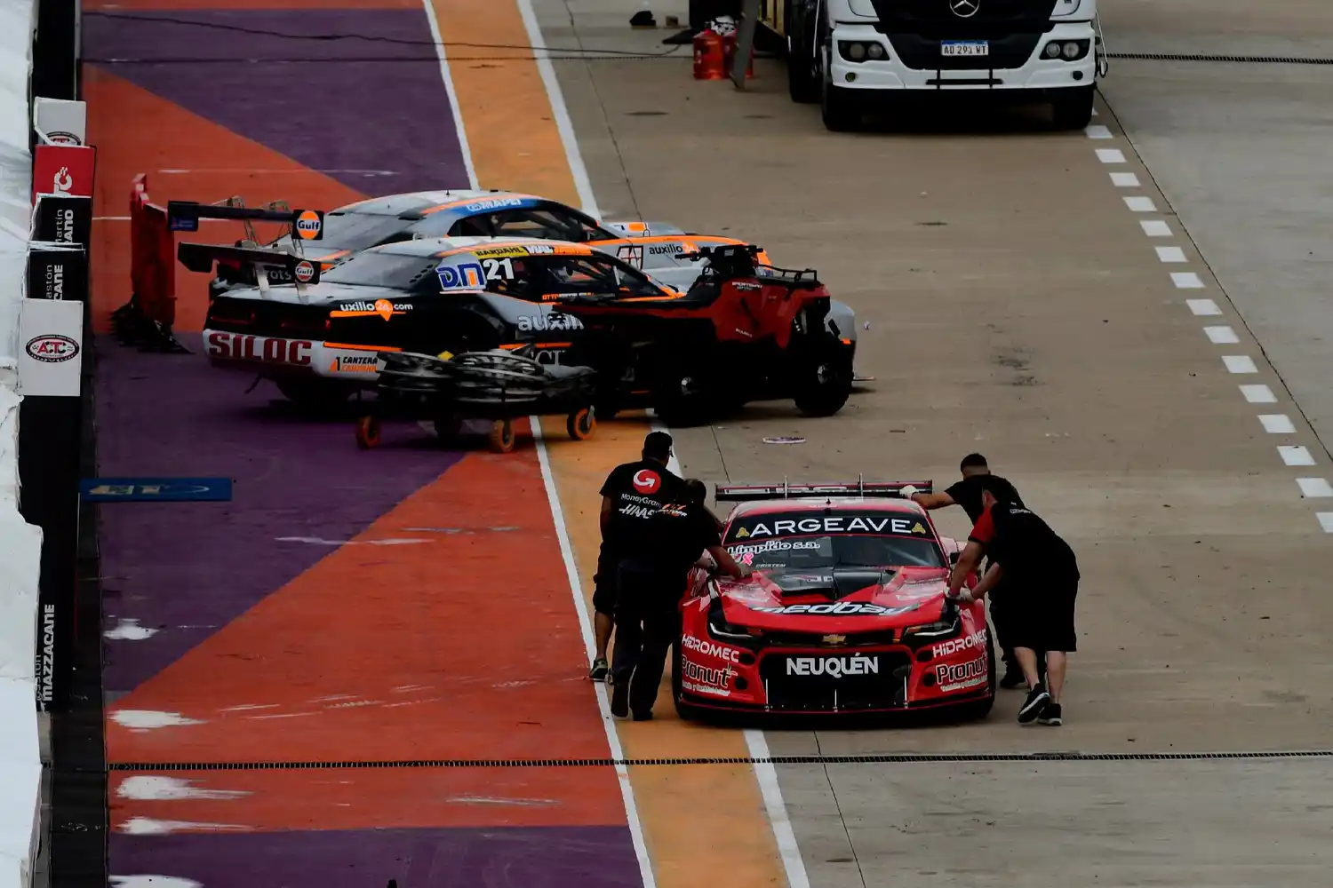 El Box con los dos autos del equipo Pradecon Racing.