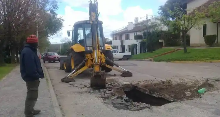 Cedió el pavimento del “zanjón de Mora” en 11 de Septiembre y Liniers