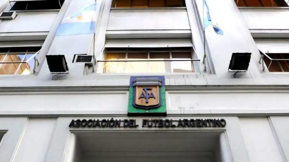 Vicepresidente de AFA pide terminar la temporada en la cancha