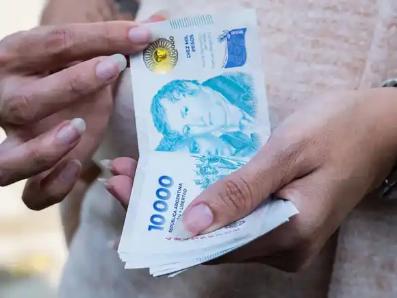 El salario acumuló un trimestre de caída contra la inflación y el empleo formal sigue estancado