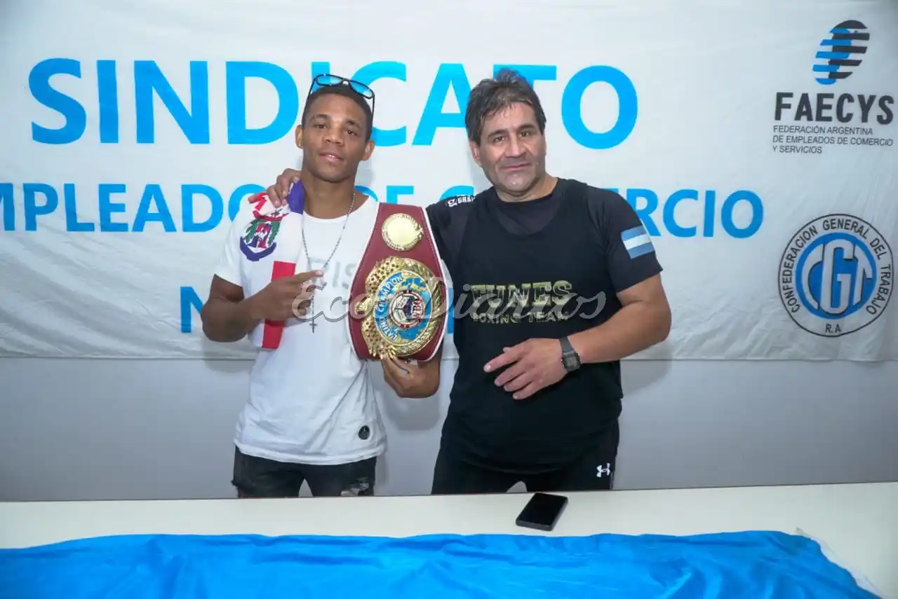 José Arias Olivo y su entrenador, Esteban Rosales a su llegada a Necochea