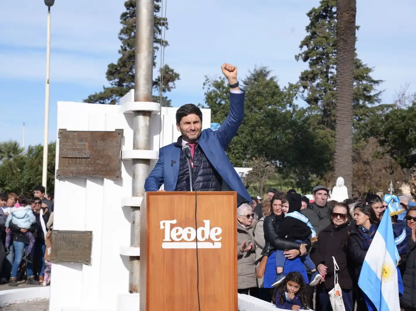 El mandatario provincial fue parte del acto oficial en plaza Ituzaingó. Foto: GSF