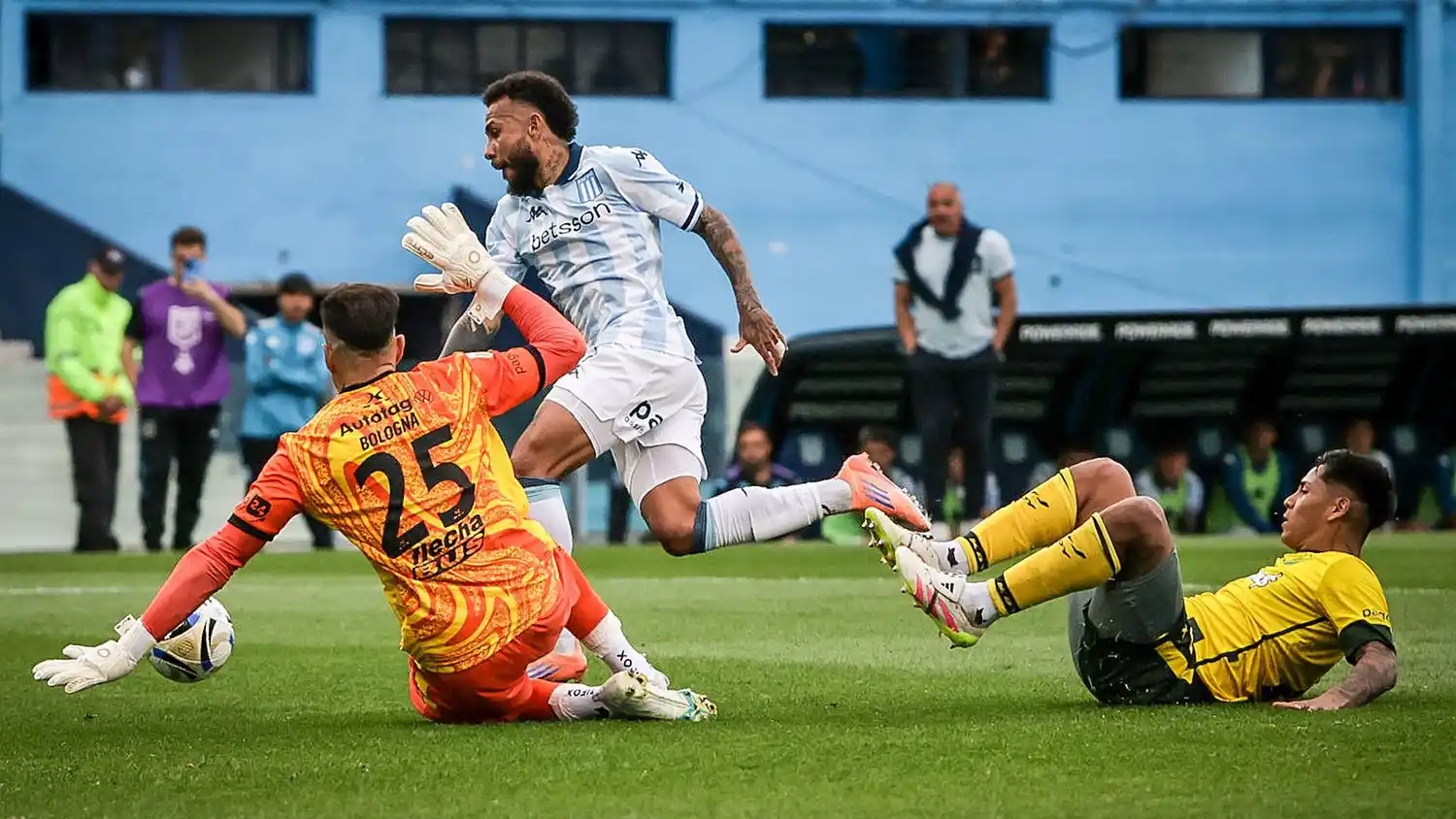 Vergara, a punto de anotar el único gol del partido en Avellaneda.